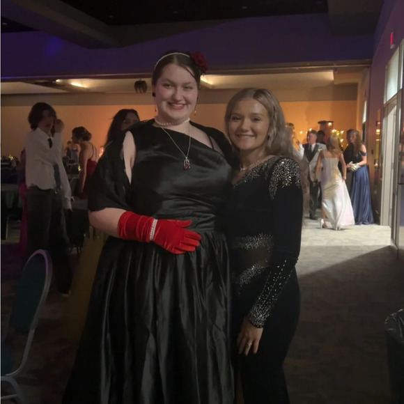 Elegant Black Velvet Dress with Rhinestone Accents prom dress - Picture 4 of 4